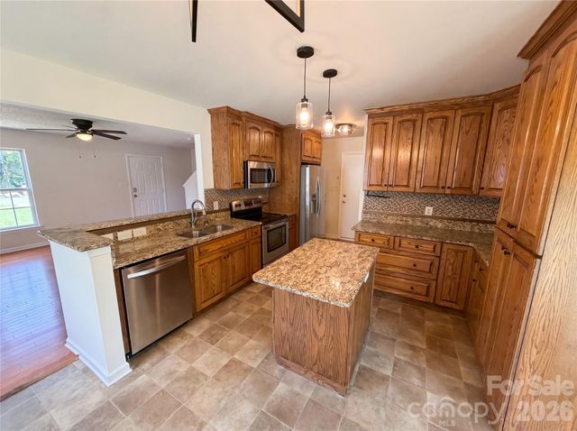 6121 Linda Vista Lane, Charlotte, NC 28216