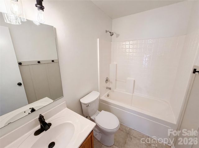 6121 Linda Vista Lane, Charlotte, NC 28216