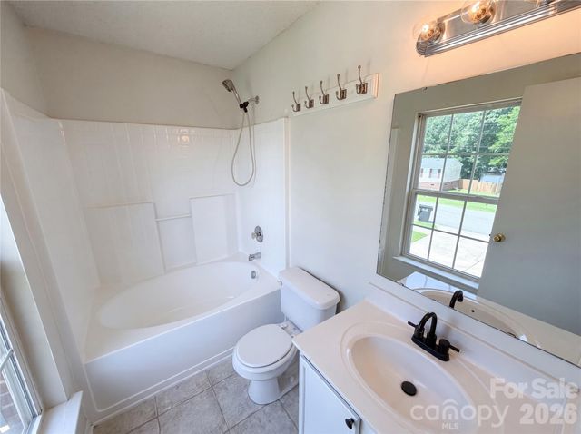 6121 Linda Vista Lane, Charlotte, NC 28216