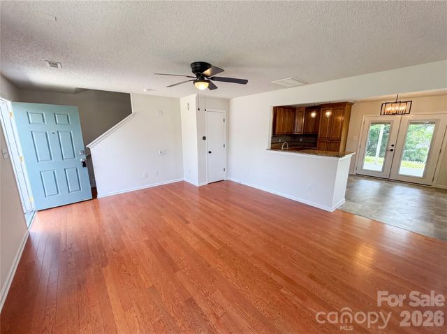 6121 Linda Vista Lane, Charlotte, NC 28216