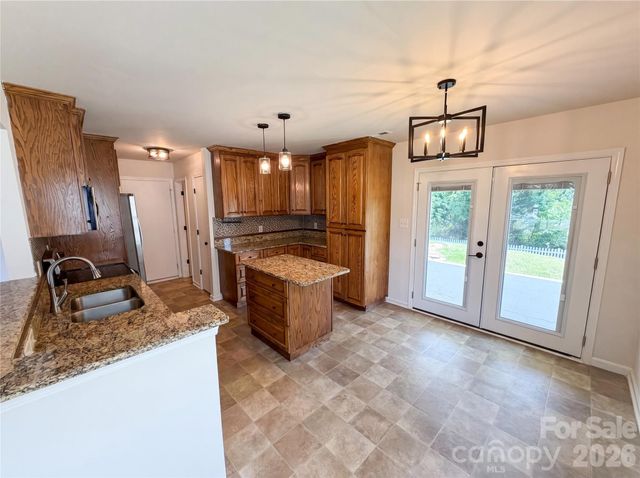 6121 Linda Vista Lane, Charlotte, NC 28216