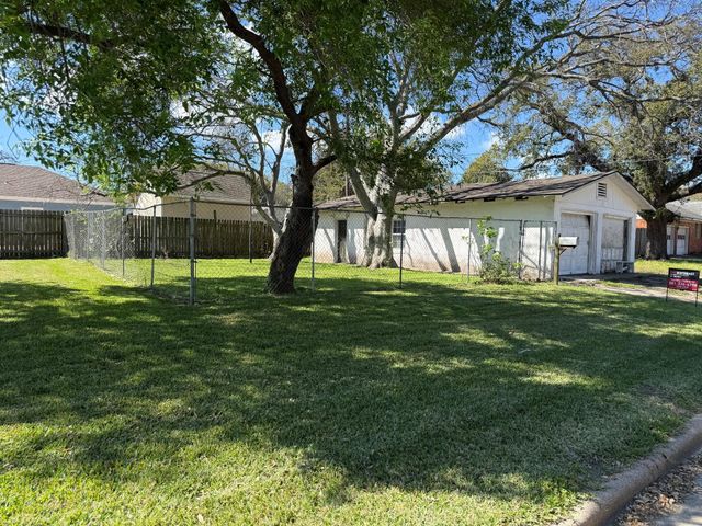 204 8th Avenue N, Texas City, TX 77590