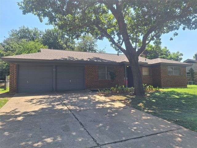 513 Simmons Drive, Euless, TX 76040