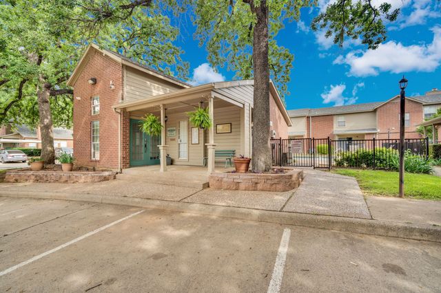 1440 Meadowood Village Drive, Fort Worth, TX 76120