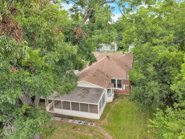 1404 E Tennie Street, Gainesville, TX 76240