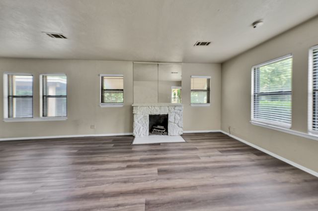 1404 E Tennie Street, Gainesville, TX 76240