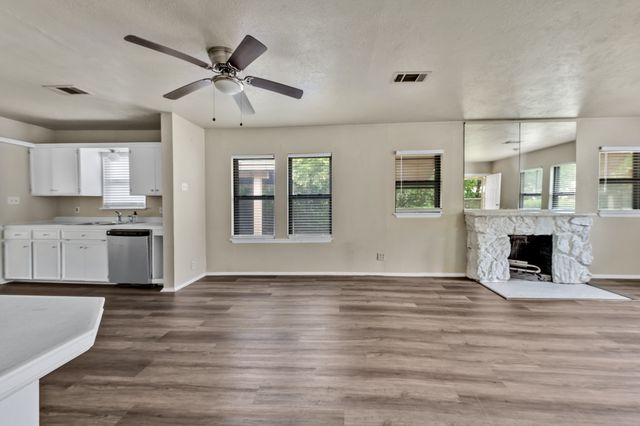 1404 E Tennie Street, Gainesville, TX 76240