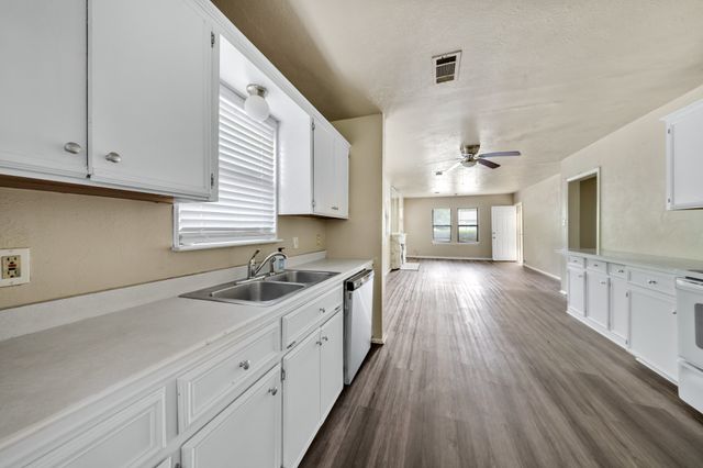 1404 E Tennie Street, Gainesville, TX 76240