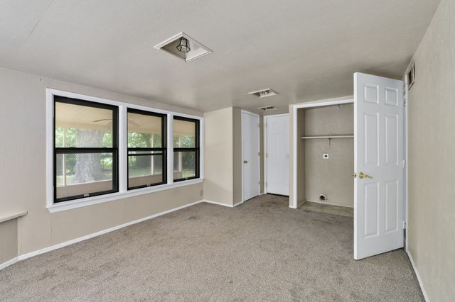 1404 E Tennie Street, Gainesville, TX 76240