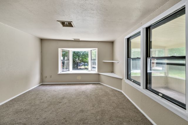 1404 E Tennie Street, Gainesville, TX 76240