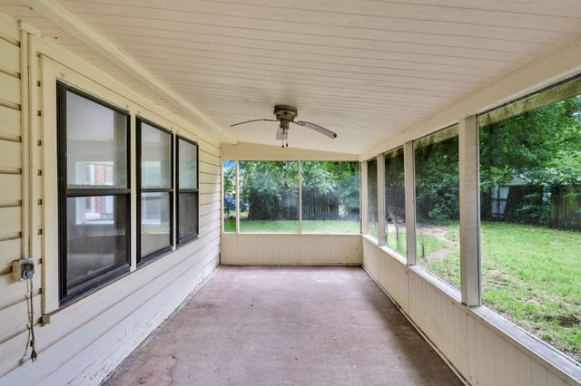 1404 E Tennie Street, Gainesville, TX 76240