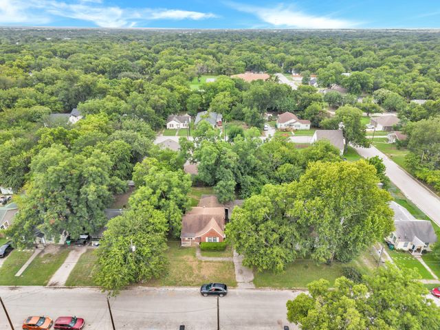 1404 E Tennie Street, Gainesville, TX 76240