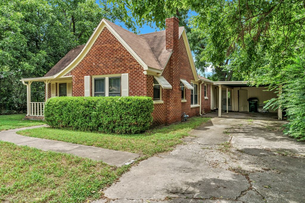 1404 E Tennie Street, Gainesville, TX 76240