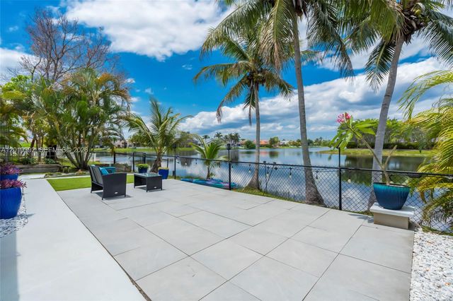 214 SW 180th Ave, Pembroke Pines, FL 33029