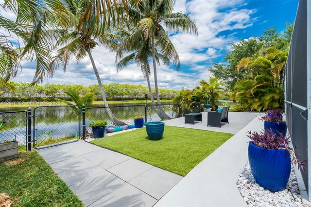 214 SW 180th Ave, Pembroke Pines, FL 33029