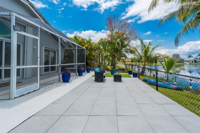 214 SW 180th Ave, Pembroke Pines, FL 33029