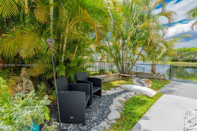 214 SW 180th Ave, Pembroke Pines, FL 33029