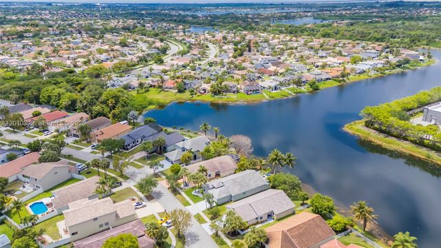 214 SW 180th Ave, Pembroke Pines, FL 33029