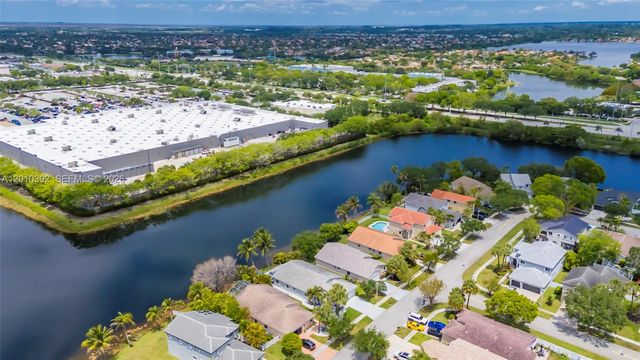 214 SW 180th Ave, Pembroke Pines, FL 33029