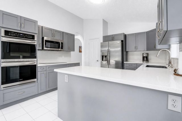 214 SW 180th Ave, Pembroke Pines, FL 33029