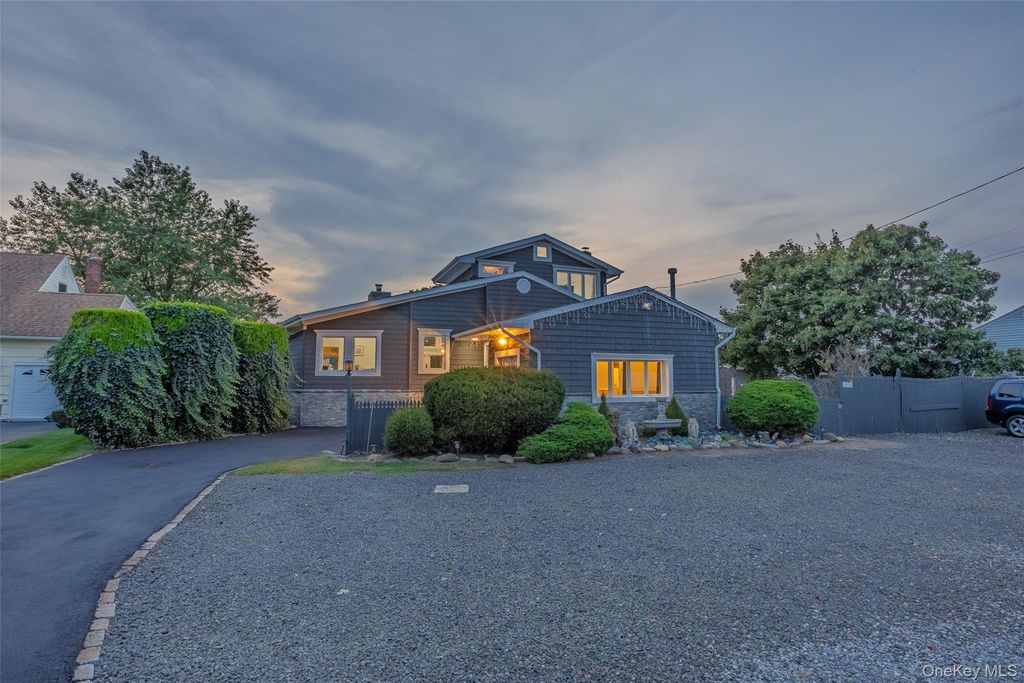 31 Roosevelt Boulevard, Massapequa, NY 11758