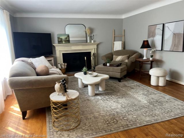 935 S Brys Drive, Grosse Pointe Woods, MI 48236