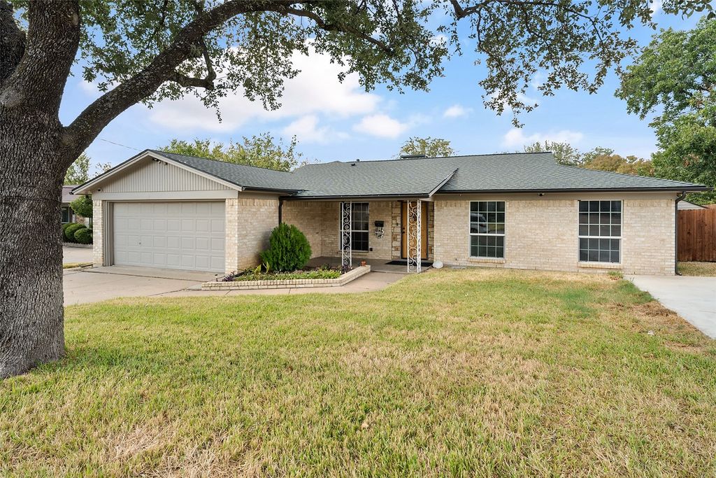 2100 Rockmoor Drive, Edgecliff Village, TX 76134 — exterior