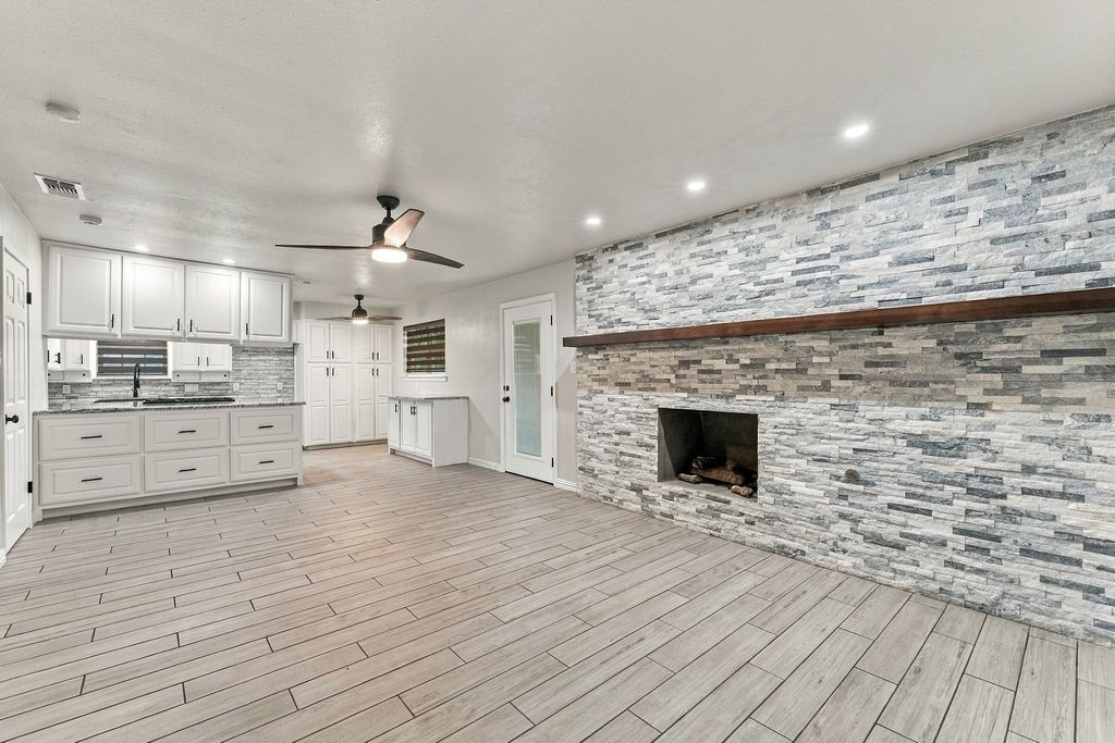 2100 Rockmoor Drive, Edgecliff Village, TX 76134 — photo 2