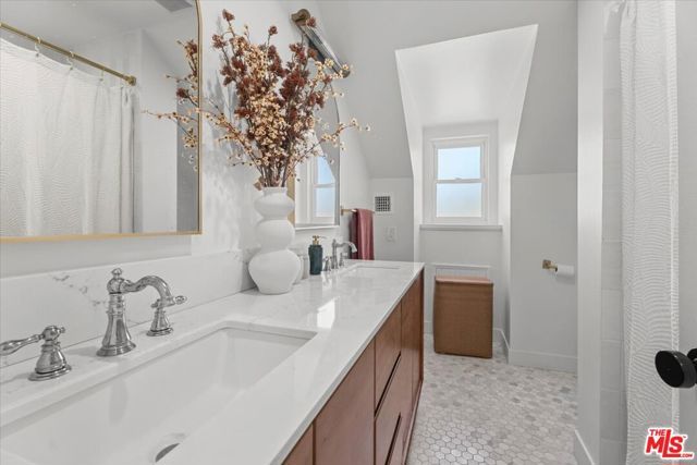6460 Penfield Avenue, Los Angeles, CA 91367