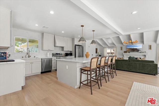 6460 Penfield Avenue, Los Angeles, CA 91367