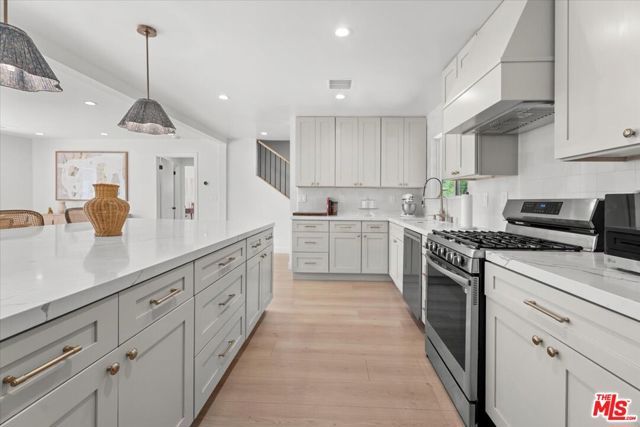 6460 Penfield Avenue, Los Angeles, CA 91367