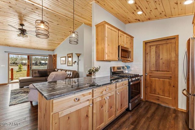 2321 QUARTER HORSE Trail, Overgaard, AZ 85933