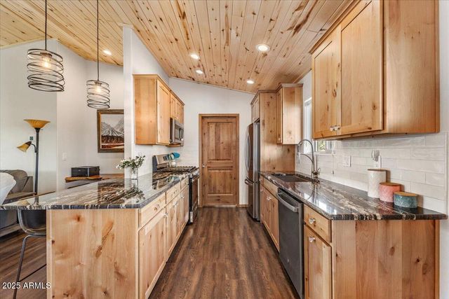 2321 QUARTER HORSE Trail, Overgaard, AZ 85933