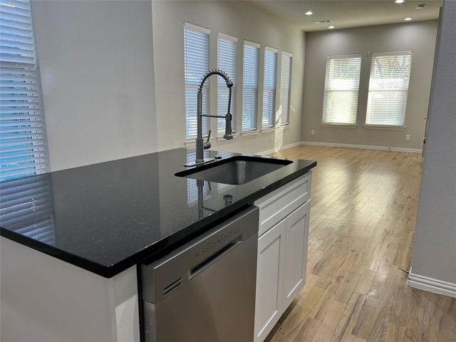 319 W Page Avenue, Dallas, TX 75208