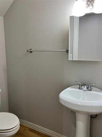 319 W Page Avenue, Dallas, TX 75208