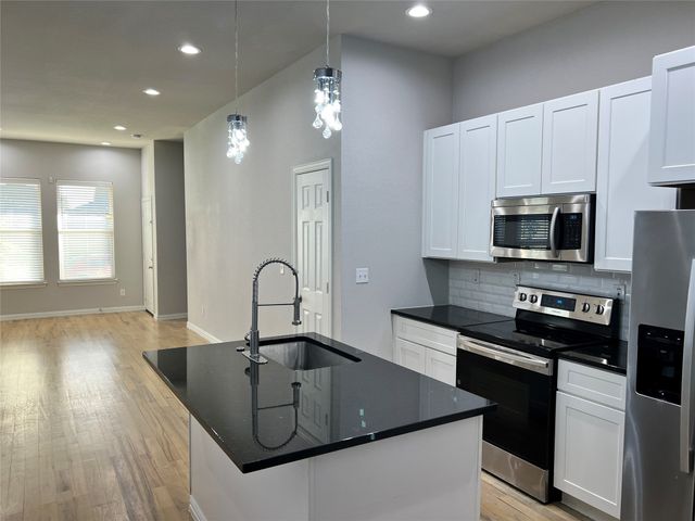 319 W Page Avenue, Dallas, TX 75208