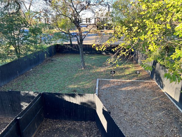 319 W Page Avenue, Dallas, TX 75208