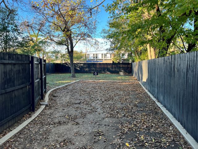 319 W Page Avenue, Dallas, TX 75208