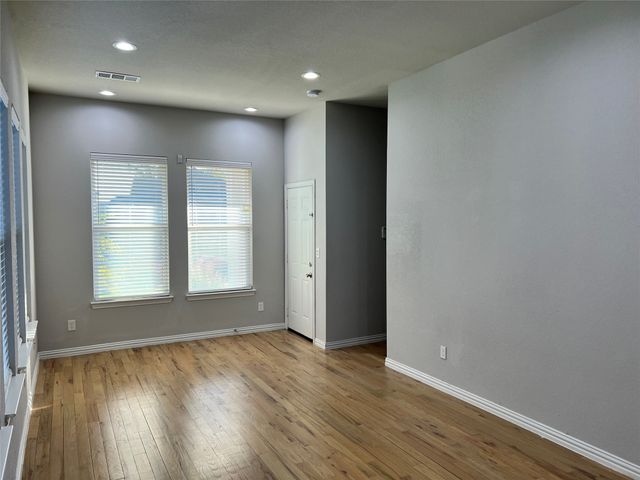 319 W Page Avenue, Dallas, TX 75208