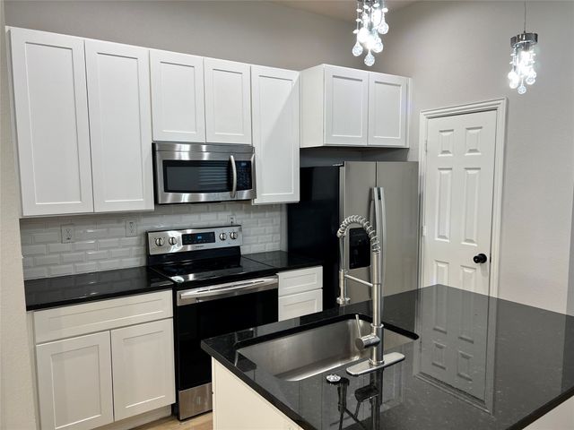 319 W Page Avenue, Dallas, TX 75208