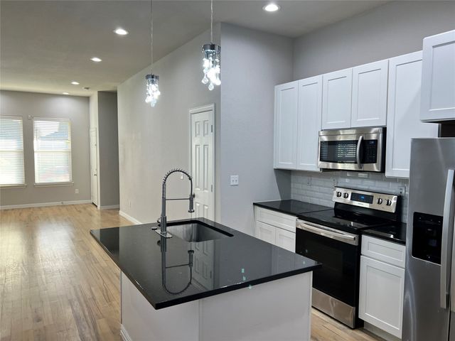 319 W Page Avenue, Dallas, TX 75208