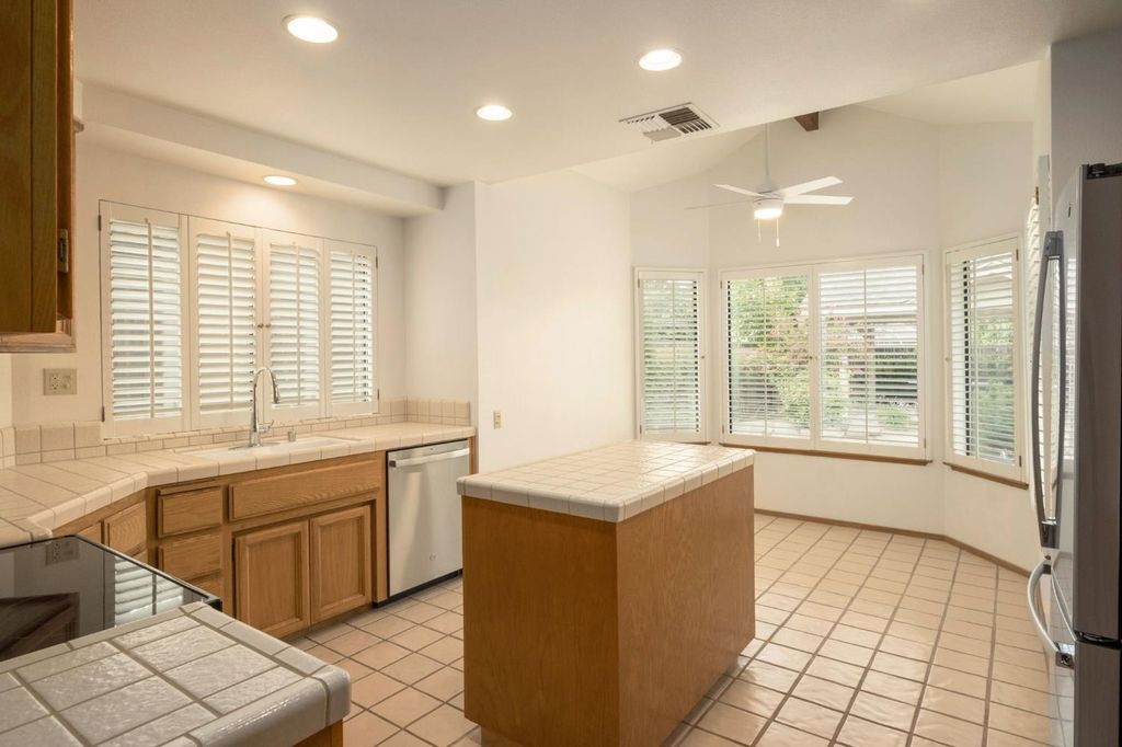 Image 12 of property listing at 3250 W Spruce Avenue, Fresno, CA 93711