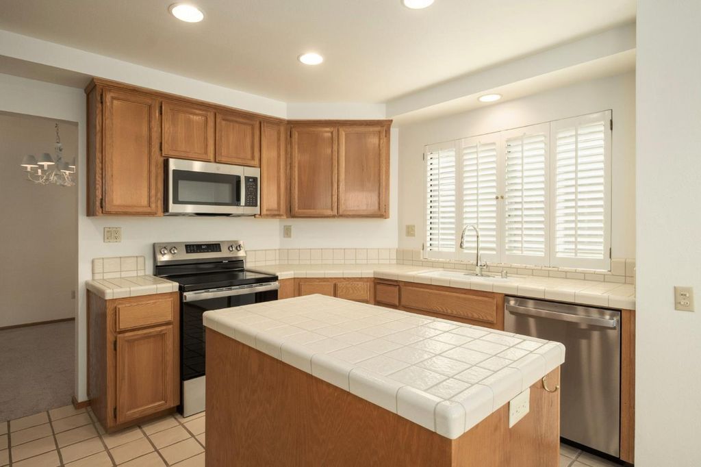 Image 13 of property listing at 3250 W Spruce Avenue, Fresno, CA 93711