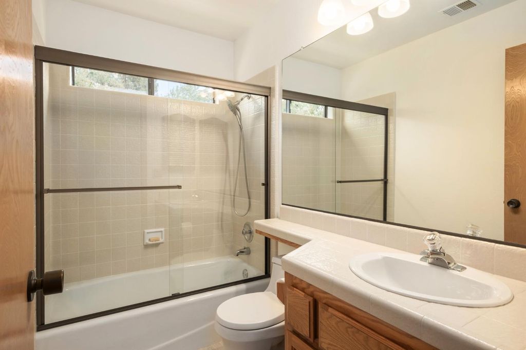 Image 22 of property listing at 3250 W Spruce Avenue, Fresno, CA 93711