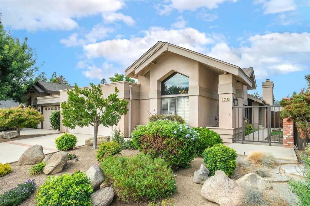 Image 3 of property listing at 3250 W Spruce Avenue, Fresno, CA 93711