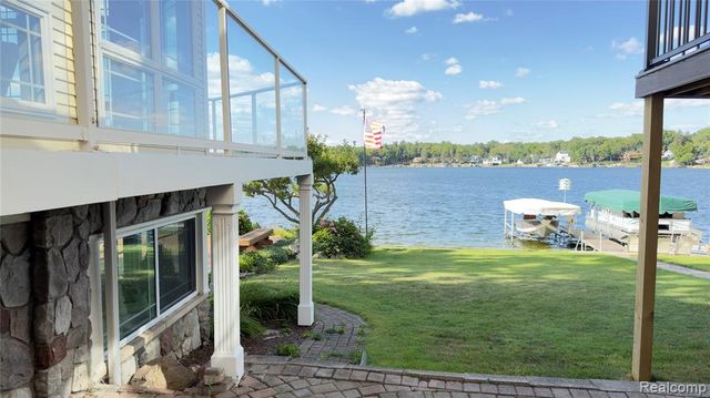 3858 Island Park Drive, Waterford, MI 48329