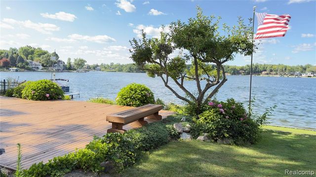 3858 Island Park Drive, Waterford, MI 48329
