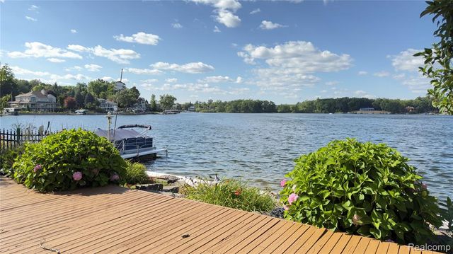 3858 Island Park Drive, Waterford, MI 48329