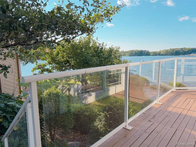 3858 Island Park Drive, Waterford, MI 48329
