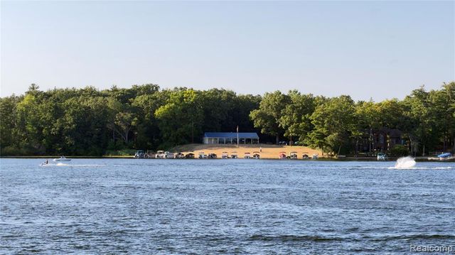 3858 Island Park Drive, Waterford, MI 48329